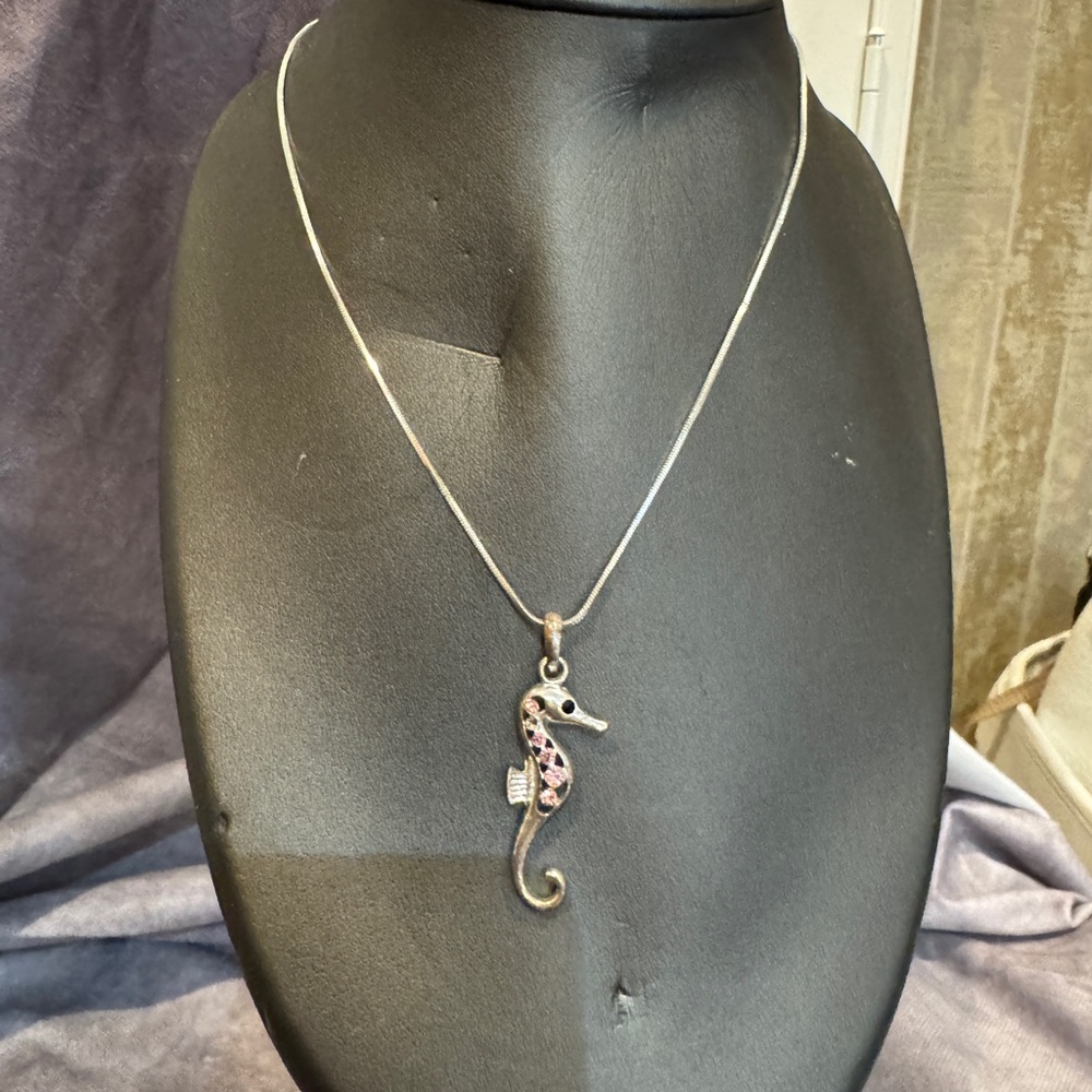 Silver rhinestone sea horse charm necklace
Plated silver‎